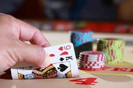Tampilan layar ponsel aplikasi jepangtoto menunjukkan meja roulette live dengan tombol taruhan dan indikator koneksi